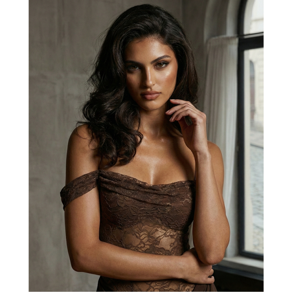 Robe longue en dentelle et drapé couleur cacao